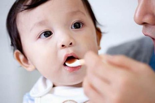 trẻ em mọc răng trên hay răng dưới trước 7
